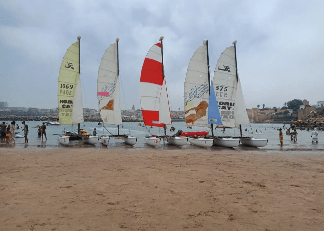 Flotte de catamarans sur la plage du Bouregreg