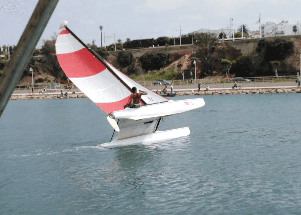 Catamaran naviguant sur le Bouregreg
