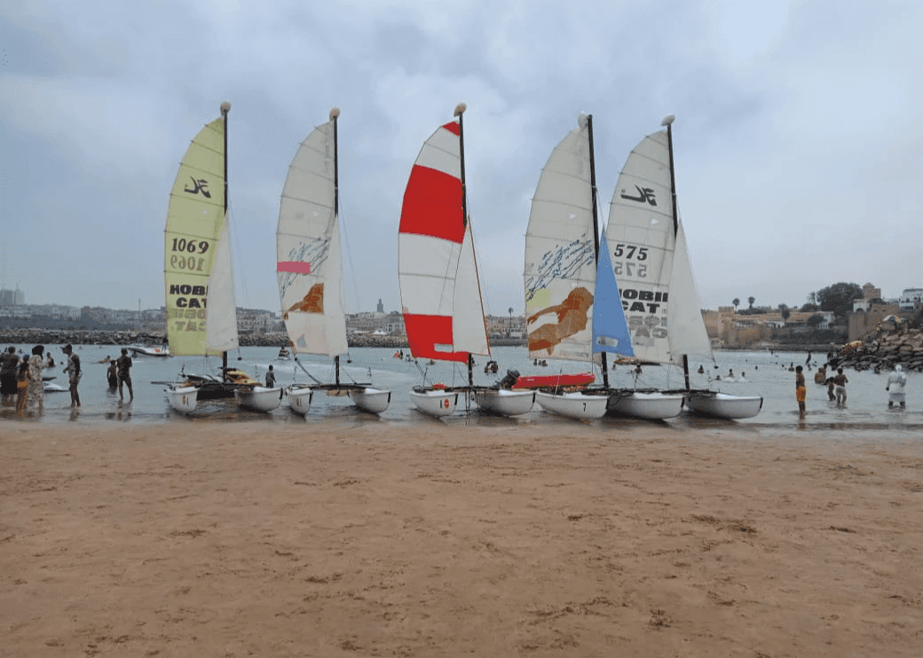 Flotte de catamarans sur la plage du Bouregreg
